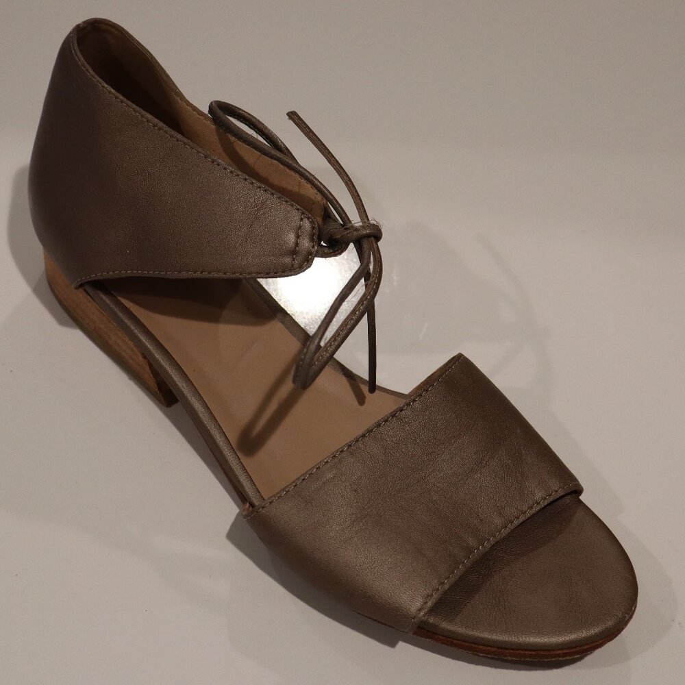 Eileen Fisher Vero Cuoio Open Toe flats - Size 8 EXCELLENT CONDITION!